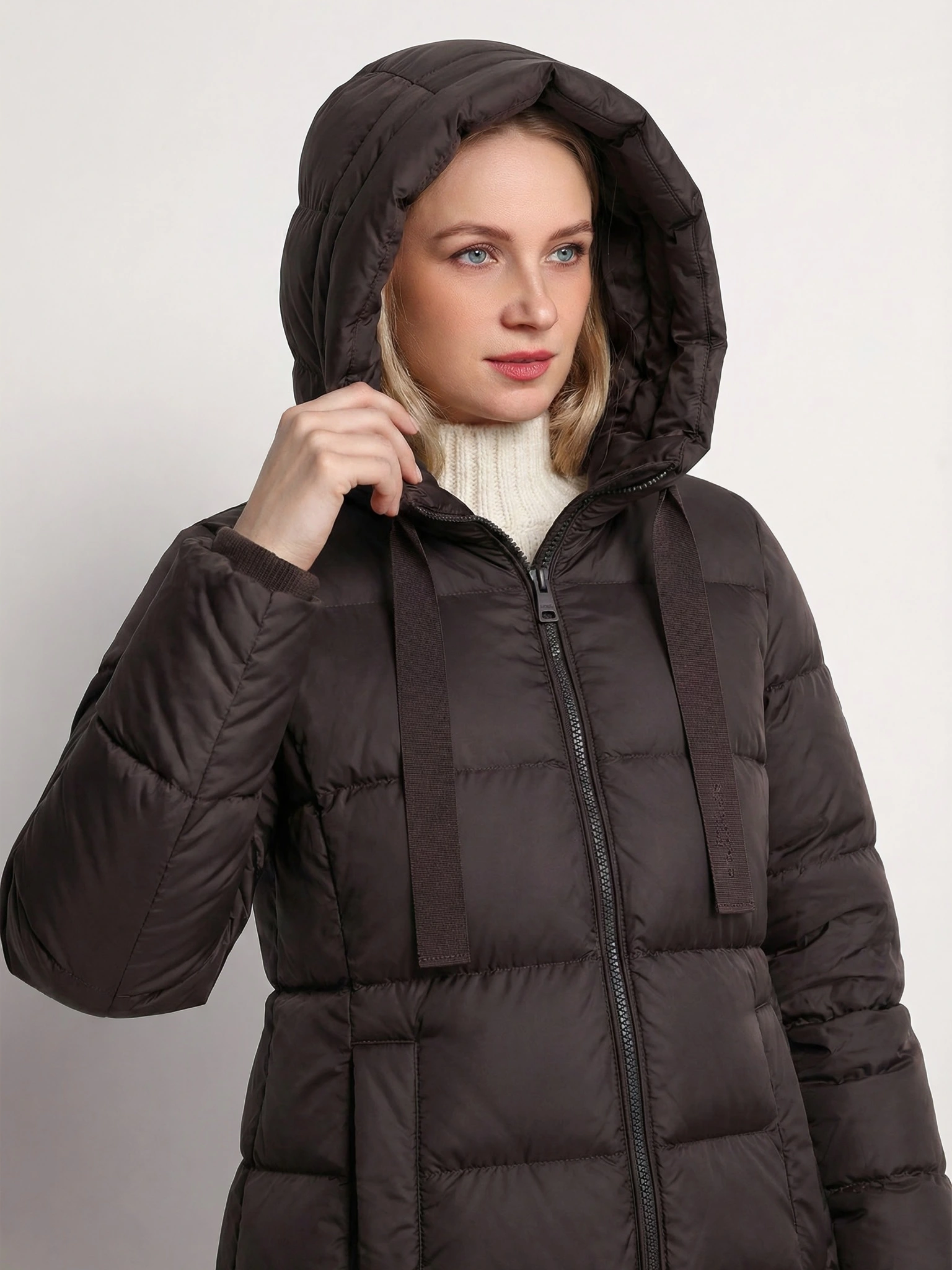 Пуховик темно-коричневого цвета прямого кроя